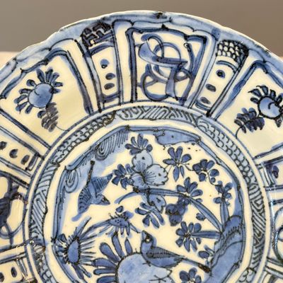 Two Chinese 'Kraak' blue and white plates and two 'Klapmuts' bowls — photo 3