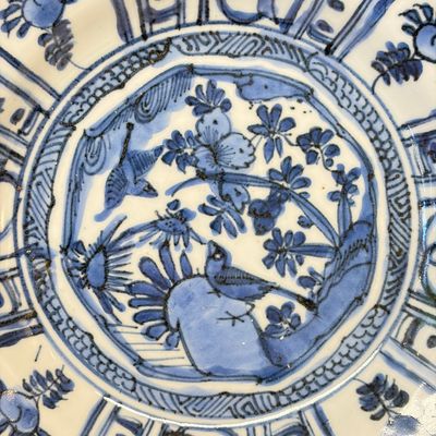 Two Chinese 'Kraak' blue and white plates and two 'Klapmuts' bowls — photo 7