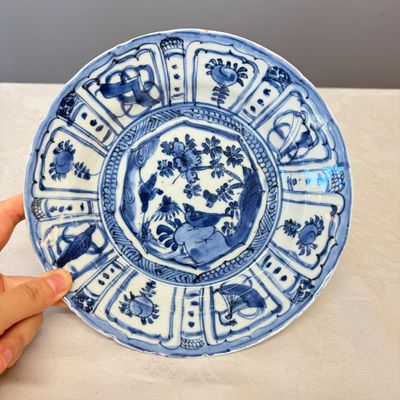 Two Chinese 'Kraak' blue and white plates and two 'Klapmuts' bowls — photo 12