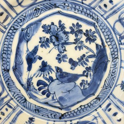 Two Chinese 'Kraak' blue and white plates and two 'Klapmuts' bowls — photo 17