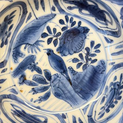 Two Chinese 'Kraak' blue and white plates and two 'Klapmuts' bowls — photo 29
