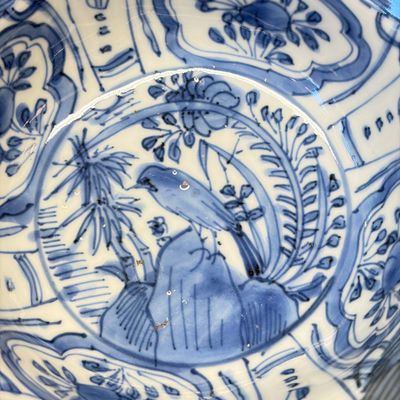 Two Chinese 'Kraak' blue and white plates and two 'Klapmuts' bowls — photo 36