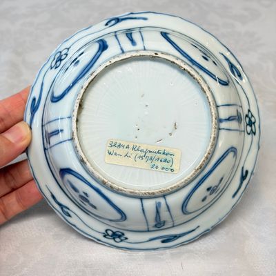 Two Chinese 'Kraak' blue and white plates and two 'Klapmuts' bowls — photo 37