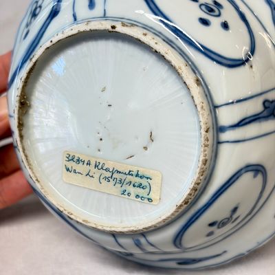 Two Chinese 'Kraak' blue and white plates and two 'Klapmuts' bowls — photo 39