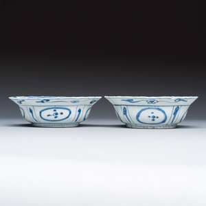 Two Chinese 'Kraak' blue and white plates and two 'Klapmuts' bowls — photo 9