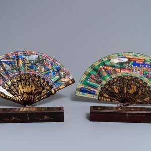 Two Chinese lacquer and painted paper fans with original boxes, Canton, 19th C. — 照片 1