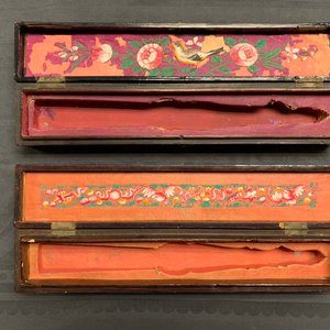 Two Chinese lacquer and painted paper fans with original boxes, Canton, 19th C. — 照片 13