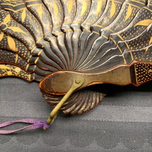 Two Chinese lacquer and painted paper fans with original boxes, Canton, 19th C. — 照片 16
