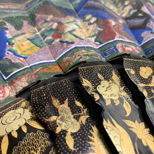 Two Chinese lacquer and painted paper fans with original boxes, Canton, 19th C. — 照片 35