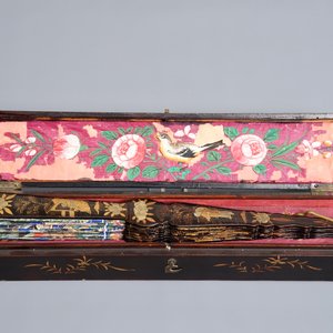 Two Chinese lacquer and painted paper fans with original boxes, Canton, 19th C. — 照片 4