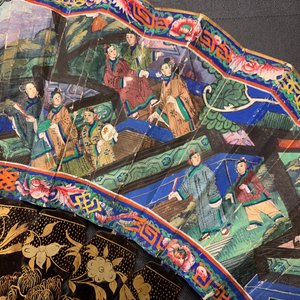 Two Chinese lacquer and painted paper fans with original boxes, Canton, 19th C. — 照片 41