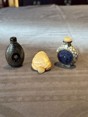 Two Chinese lacquered and mother-of-pearl-inlaid snuff bottles and a carved mother-of-pearl shell snuff bottle, Qianlong mark, 18/19th C. — 照片 1