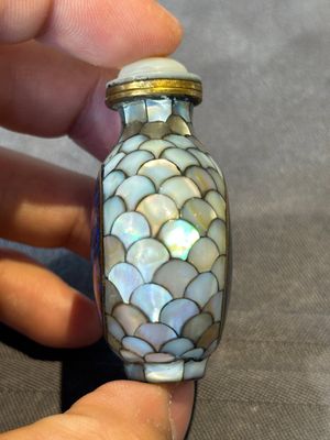 Two Chinese lacquered and mother-of-pearl-inlaid snuff bottles and a carved mother-of-pearl shell snuff bottle, Qianlong mark, 18/19th C. — 照片 11