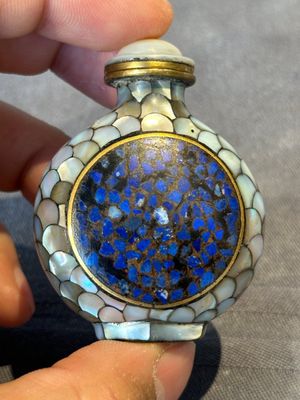 Two Chinese lacquered and mother-of-pearl-inlaid snuff bottles and a carved mother-of-pearl shell snuff bottle, Qianlong mark, 18/19th C. — 照片 12