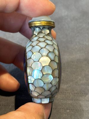 Two Chinese lacquered and mother-of-pearl-inlaid snuff bottles and a carved mother-of-pearl shell snuff bottle, Qianlong mark, 18/19th C. — 照片 13