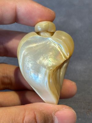 Two Chinese lacquered and mother-of-pearl-inlaid snuff bottles and a carved mother-of-pearl shell snuff bottle, Qianlong mark, 18/19th C. — 照片 20