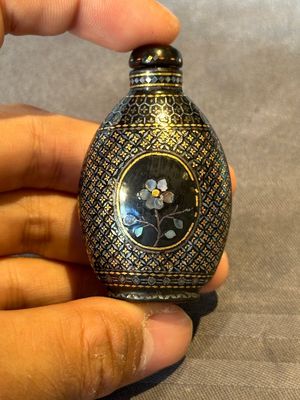 Two Chinese lacquered and mother-of-pearl-inlaid snuff bottles and a carved mother-of-pearl shell snuff bottle, Qianlong mark, 18/19th C. — 照片 2