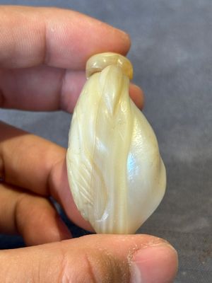 Two Chinese lacquered and mother-of-pearl-inlaid snuff bottles and a carved mother-of-pearl shell snuff bottle, Qianlong mark, 18/19th C. — 照片 21