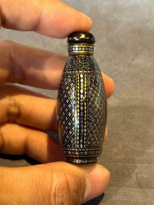 Two Chinese lacquered and mother-of-pearl-inlaid snuff bottles and a carved mother-of-pearl shell snuff bottle, Qianlong mark, 18/19th C. — 照片 3