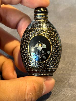 Two Chinese lacquered and mother-of-pearl-inlaid snuff bottles and a carved mother-of-pearl shell snuff bottle, Qianlong mark, 18/19th C. — 照片 4