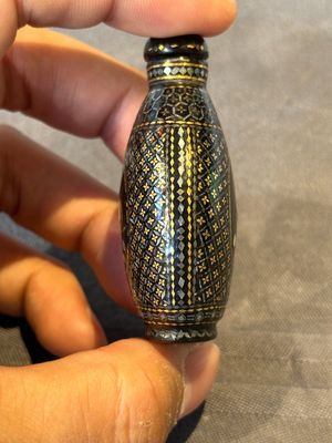 Two Chinese lacquered and mother-of-pearl-inlaid snuff bottles and a carved mother-of-pearl shell snuff bottle, Qianlong mark, 18/19th C. — 照片 5