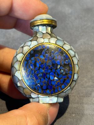 Two Chinese lacquered and mother-of-pearl-inlaid snuff bottles and a carved mother-of-pearl shell snuff bottle, Qianlong mark, 18/19th C. — 照片 10