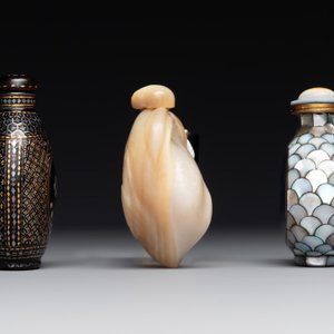 Two Chinese lacquered and mother-of-pearl-inlaid snuff bottles and a carved mother-of-pearl shell snuff bottle, Qianlong mark, 18/19th C. — 照片 2