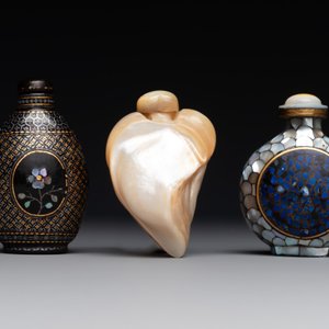 Two Chinese lacquered and mother-of-pearl-inlaid snuff bottles and a carved mother-of-pearl shell snuff bottle, Qianlong mark, 18/19th C. — 照片 3