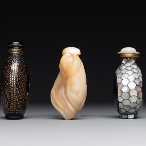 Two Chinese lacquered and mother-of-pearl-inlaid snuff bottles and a carved mother-of-pearl shell snuff bottle, Qianlong mark, 18/19th C. — 照片 4
