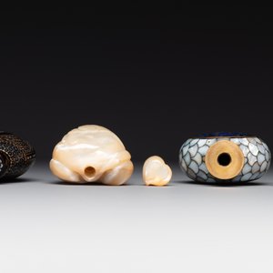 Two Chinese lacquered and mother-of-pearl-inlaid snuff bottles and a carved mother-of-pearl shell snuff bottle, Qianlong mark, 18/19th C. — 照片 5