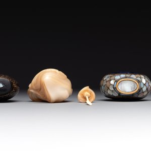 Two Chinese lacquered and mother-of-pearl-inlaid snuff bottles and a carved mother-of-pearl shell snuff bottle, Qianlong mark, 18/19th C. — 照片 6