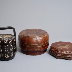 Two Chinese lacquered marriage boxes and a condiment set in box, 19/20th C. — 照片 1