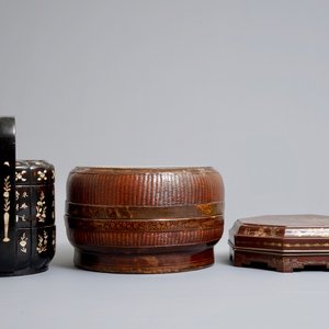 Two Chinese lacquered marriage boxes and a condiment set in box, 19/20th C. — 照片 3
