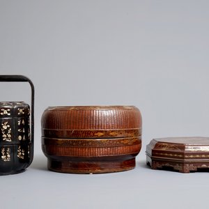 Two Chinese lacquered marriage boxes and a condiment set in box, 19/20th C. — 照片 4