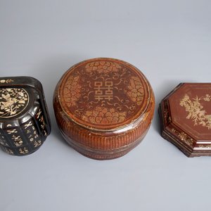 Two Chinese lacquered marriage boxes and a condiment set in box, 19/20th C. — 照片 7