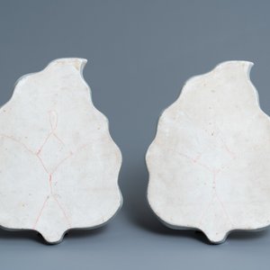 Two Chinese leaf-shaped famille rose dishes, 19th C. — 照片 3
