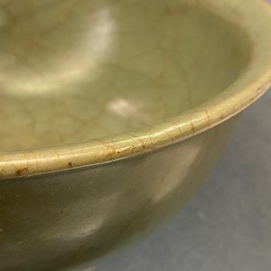 Two Chinese Longquan celadon dishes and three bowls, Song/Ming — 照片 17