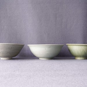Two Chinese Longquan celadon dishes and three bowls, Song/Ming — 照片 25
