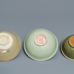Two Chinese Longquan celadon dishes and three bowls, Song/Ming — 照片 6