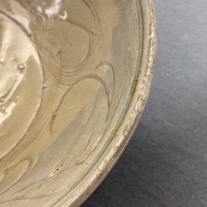 Two Chinese Longquan celadon dishes and three bowls, Song/Ming — 照片 10