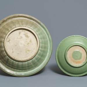 Two Chinese Longquan celadon dishes and three bowls, Song/Ming — 照片 3