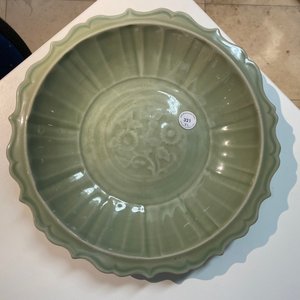 Two Chinese Longquan celadon dishes with underglaze design, Ming — 照片 16
