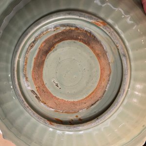 Two Chinese Longquan celadon dishes with underglaze design, Ming — 照片 18