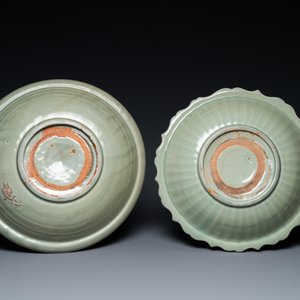 Two Chinese Longquan celadon dishes with underglaze design, Ming — 照片 3