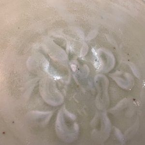 Two Chinese Longquan celadon dishes with underglaze design, Ming — 照片 8