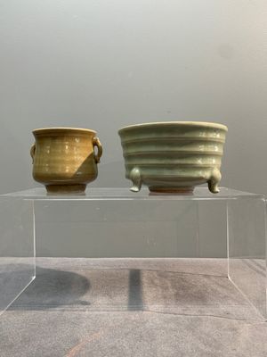 Two Chinese Longquan celadon incense burners and three saucers, Yuan/Ming — photo 1