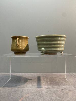 Two Chinese Longquan celadon incense burners and three saucers, Yuan/Ming — photo 2