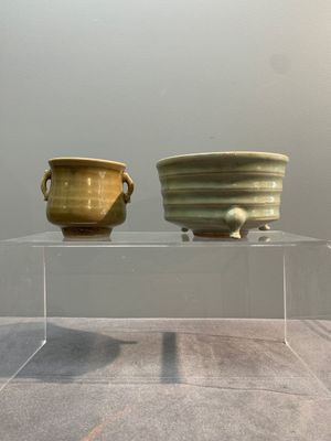Two Chinese Longquan celadon incense burners and three saucers, Yuan/Ming — photo 3
