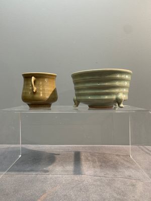 Two Chinese Longquan celadon incense burners and three saucers, Yuan/Ming — photo 4