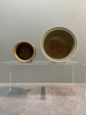 Two Chinese Longquan celadon incense burners and three saucers, Yuan/Ming — photo 5